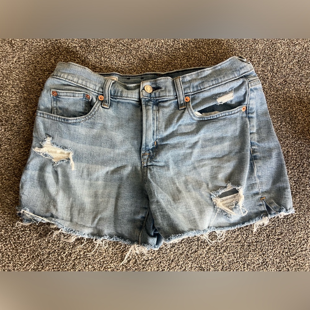 Gap Women’s Girlfriend Short Mid Rise in Light Indigo 4 Petite